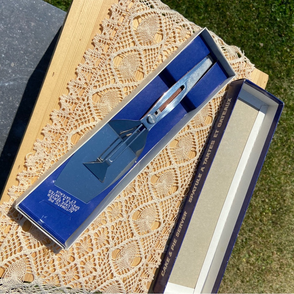 ✨3 for $20✨Cake and Pie Server Silver Plated Cake Pie Server, Original Box - Picture 2 of 7